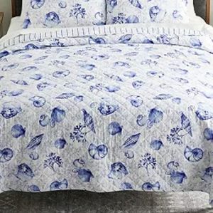 Seashell Quilted Coverlet Full/Queen Blue & White ~ Reverse side is White & Blue